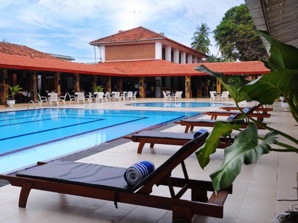 Full Moon Garden Hotel Negombo Buitenkant foto