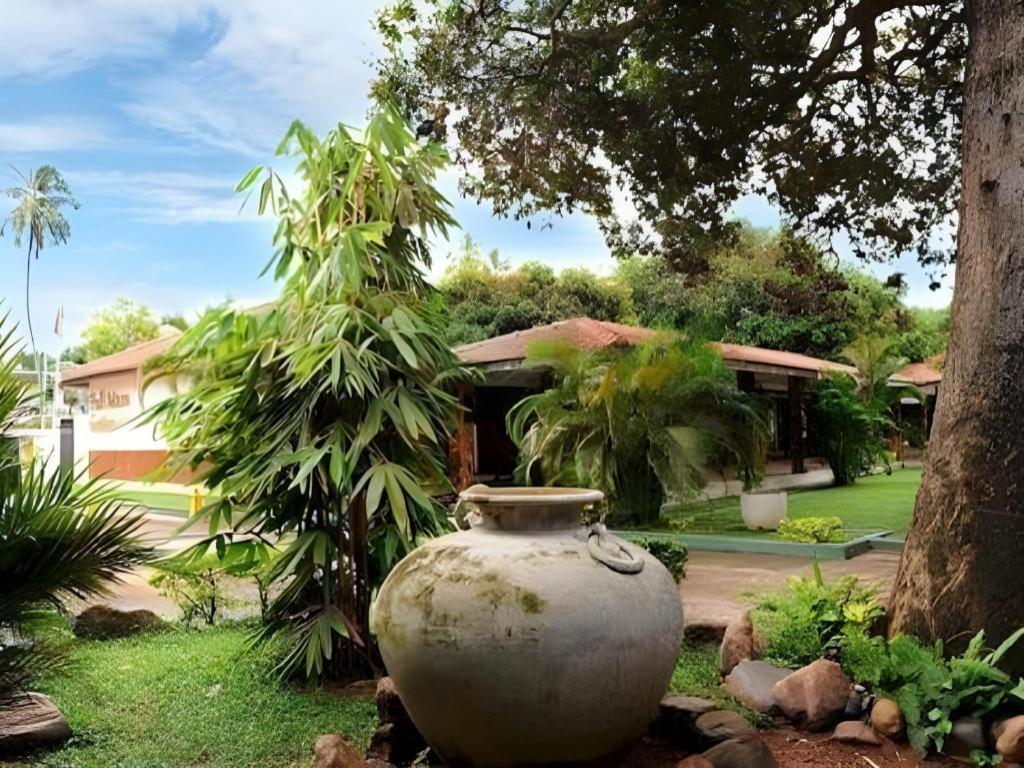 Full Moon Garden Hotel Negombo Buitenkant foto