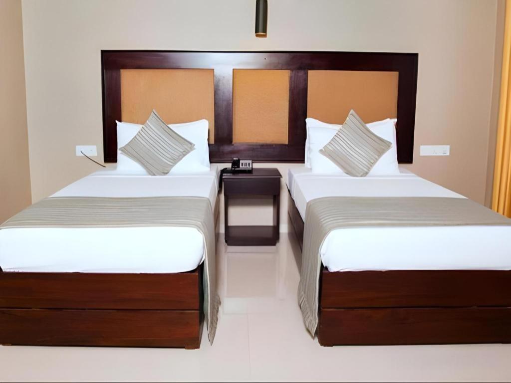 Full Moon Garden Hotel Negombo Buitenkant foto