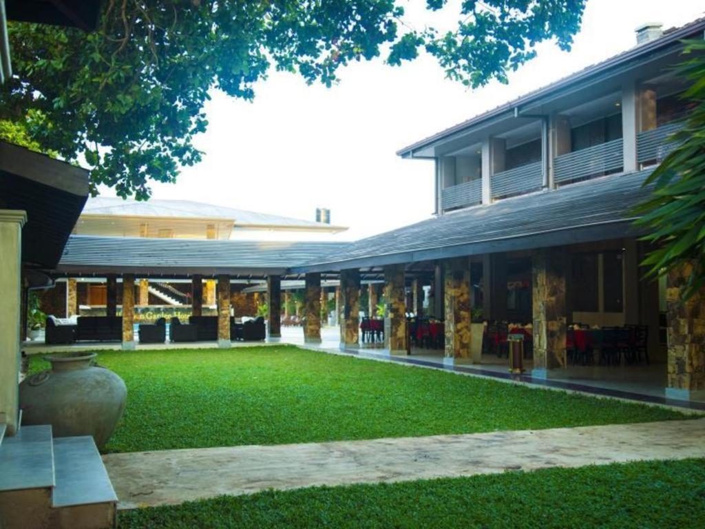 Full Moon Garden Hotel Negombo Buitenkant foto