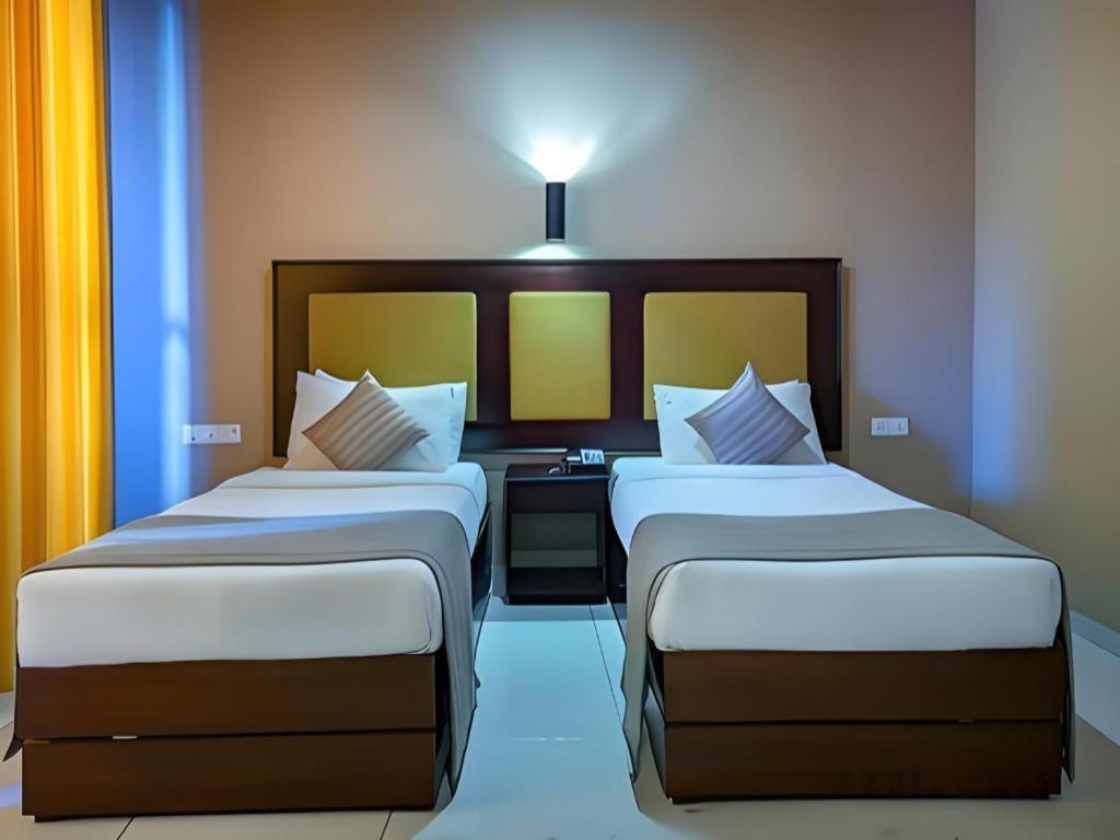 Full Moon Garden Hotel Negombo Buitenkant foto
