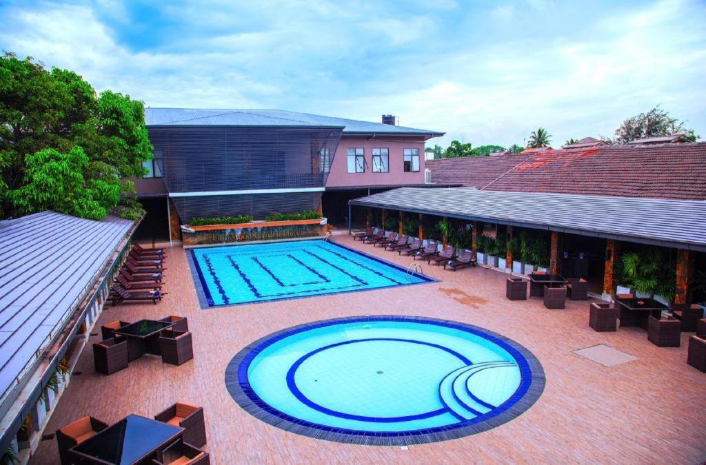 Full Moon Garden Hotel Negombo Buitenkant foto