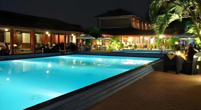 Full Moon Garden Hotel Negombo Buitenkant foto